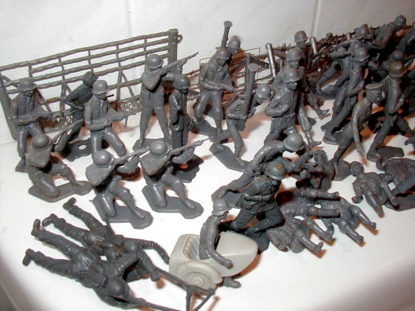 MARX BATTLEGROUND PLAYSET GREY PLASTIC GERMAN WWII SOLDIER~66 PIECE 