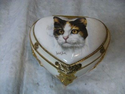 DERICK BOWN PORCELAIN AND BRASS HEART SHAPED CAT DESIGN MUSIC 