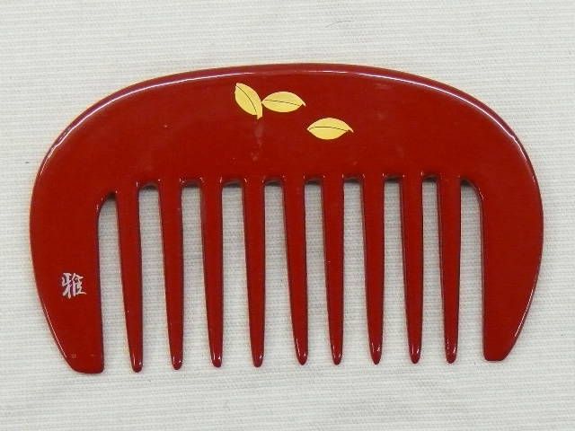 Red Ornamental Comb w/Gold Lacquered Camellia V528  