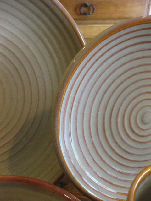 ONEIDA CHINA INFINITY  HONEY PATTERN DINNER PLATES  