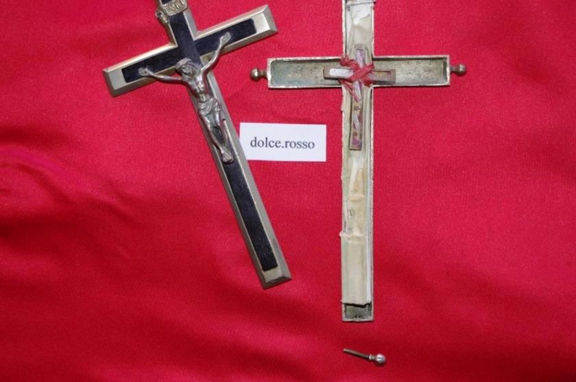 RARE, CRUCIFIX. BONES INSIDE OF 16th CENTURY SAINT. 1500s. AUTHENTIC 