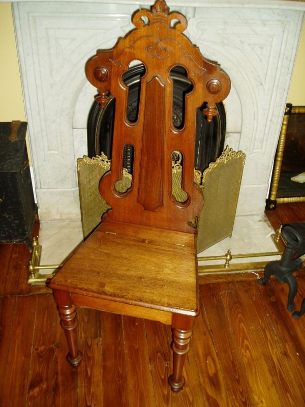 WONDERFUL ORNATE ANTIQUE ENTRANCE CHAIR W/EMBELISHMENTS  