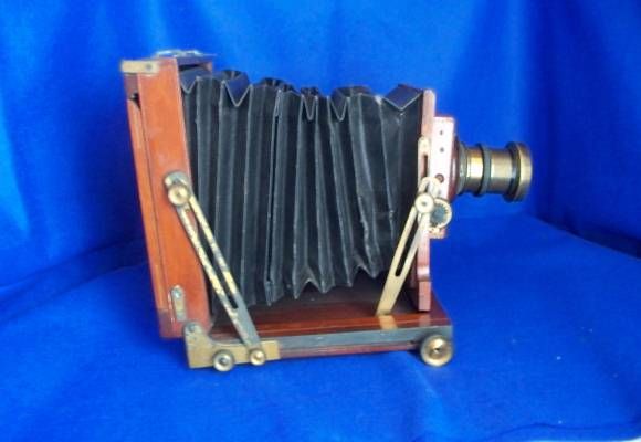 MAHOGANY ½ PLATE FIELD CAMERA, THORNTON PICKARD ROLLER SHUTTER 